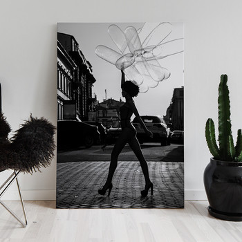 Fotoleinwand Holding balloons